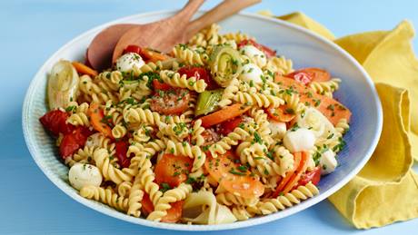 Salat aus Kichererbsennudeln und Ofengemüse