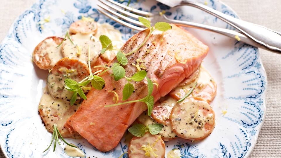 Lachsfilet auf Rosmarin-Süßkartoffeln