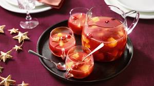 Gewürz-Fruchtpunsch mit Ananas und Kirschen