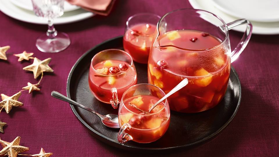 Gewürz-Fruchtpunsch mit Ananas und Kirschen