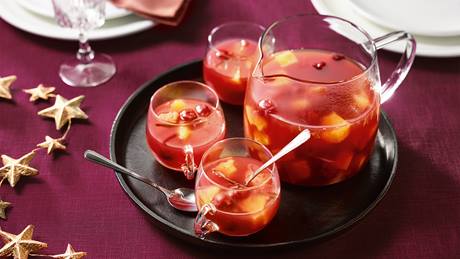 Gewürz-Fruchtpunsch mit Ananas und Kirschen