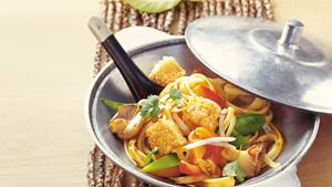 Wok-Gemüse mit Linguine und Sesam-Tofu-Würfeln
