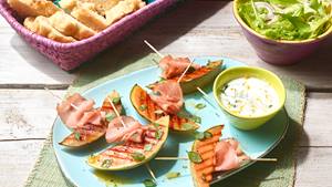 Pikante Melonen-Spieße mit Joghurt-Dip