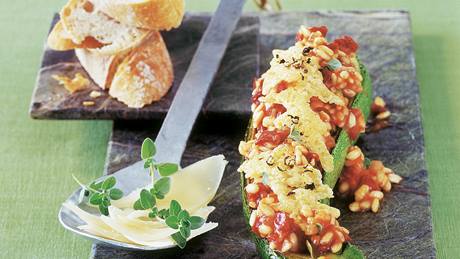 Gefüllte Zucchini mit Tomatenrisotto und Pecorino