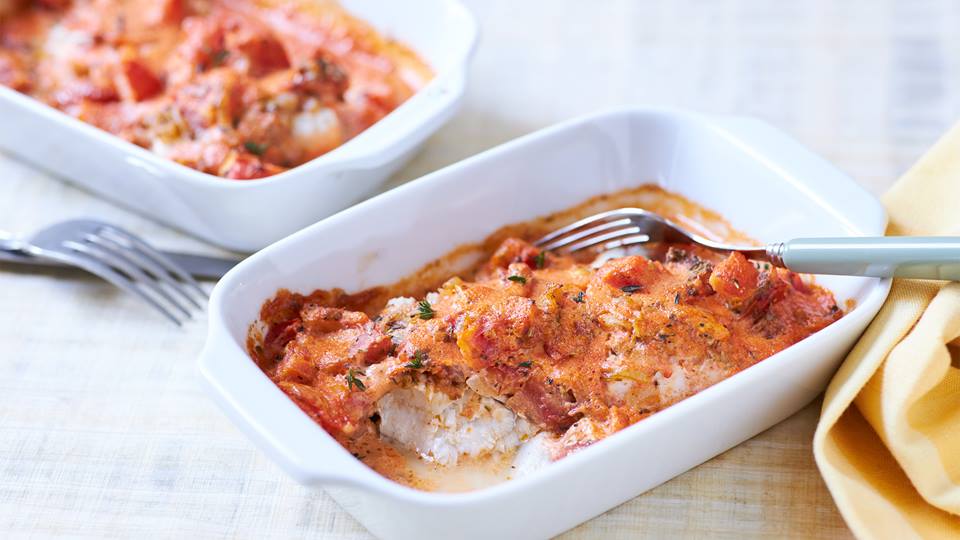 Überbackenes Fischfilet in Tomaten-Kräutersauce