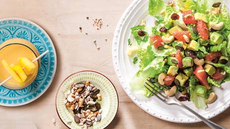 Selbstgemachte Cashew-"Milch" mit Ananas und Mango