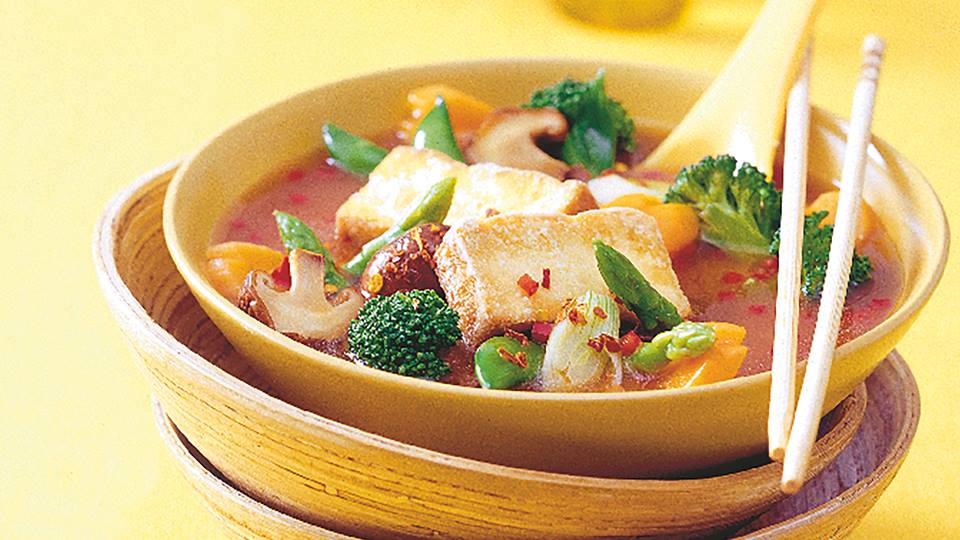 Asia-Gemüsesuppe mit Knuspertofu und Spargel