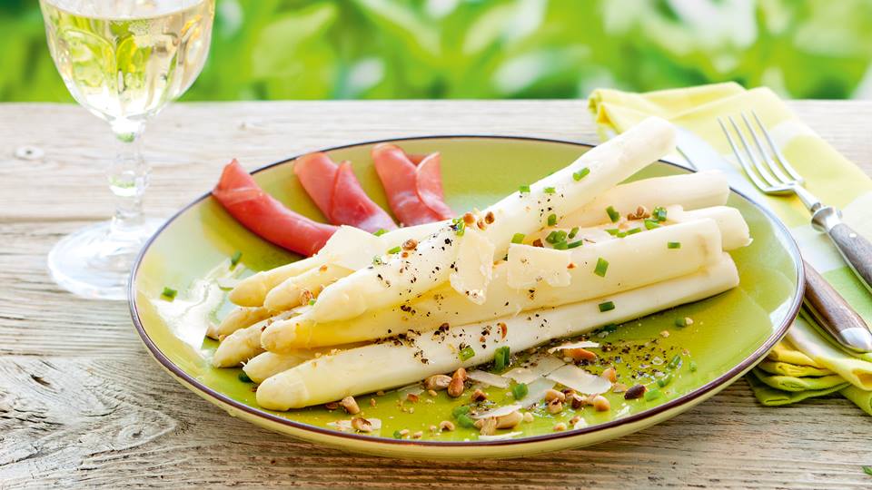 Weißer Spargel mit Pinienkernvinaigrette
