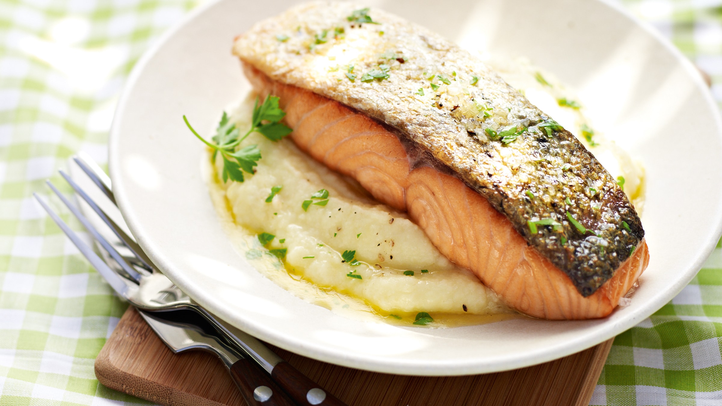 Gebratener Lachs mit Selleriepüree Rezept selbst machen | Alnatura