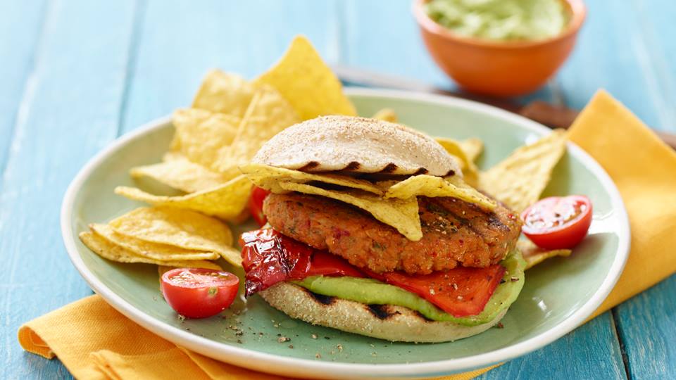 Rote Linsen Burger mit Tortilla Chips und Grillgemüse