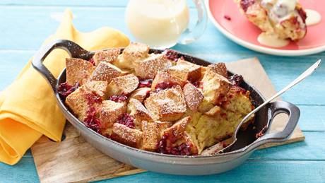 Himbeeren-Baguette-Auflauf mit Vanillesauce