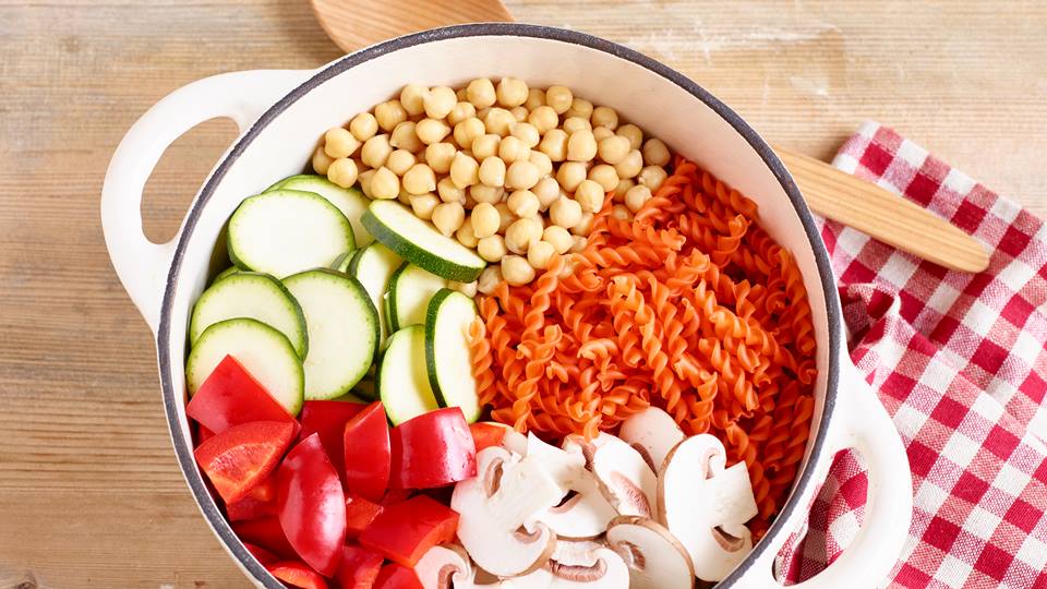 One-Pot-Pasta mit Rote-Linsen-Spirelli und Kichererbsen