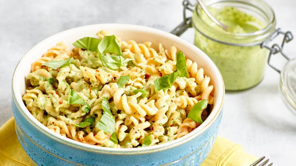 Rote-Linsen-Spirelli mit grünem Pesto