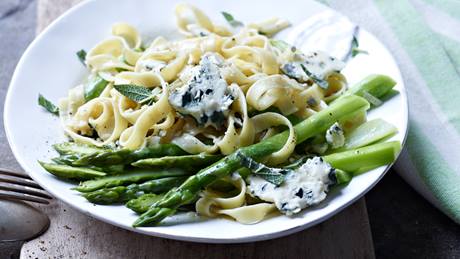 Bandnudeln mit grünem Spargel und Roquefort-Sauce
