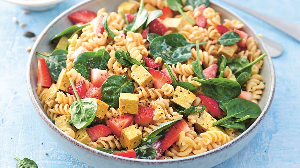 Erdbeer-Spinat-Salat mit Spirelli