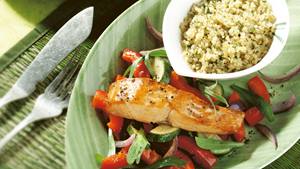 Lachsfilets auf Ofengemüse mit Bulgur