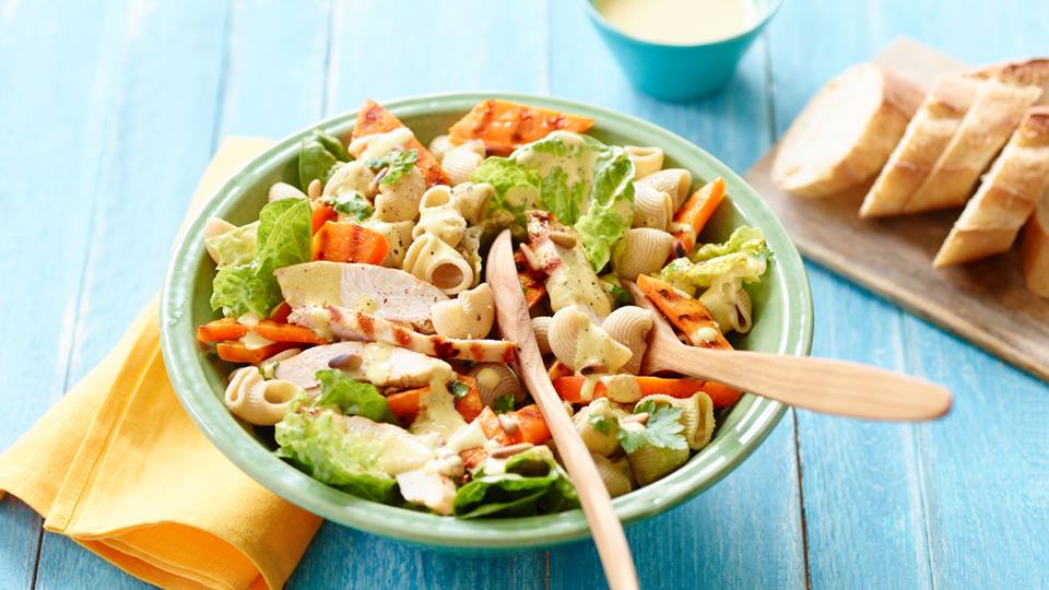 Curry-Nudelsalat mit gegrilltem Hähnchen