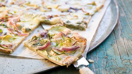 Flammkuchen mit roten Zwiebeln und Gorgonzola