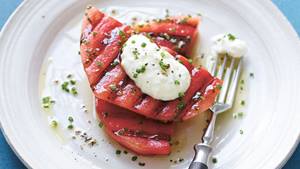 Gegrillte Wassermelone mit Fetacreme und Schnittlauch