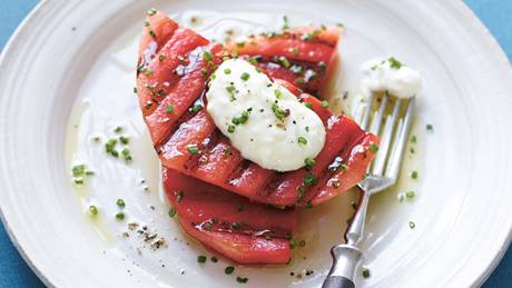 Gegrillte Wassermelone mit Fetacreme und Schnittlauch