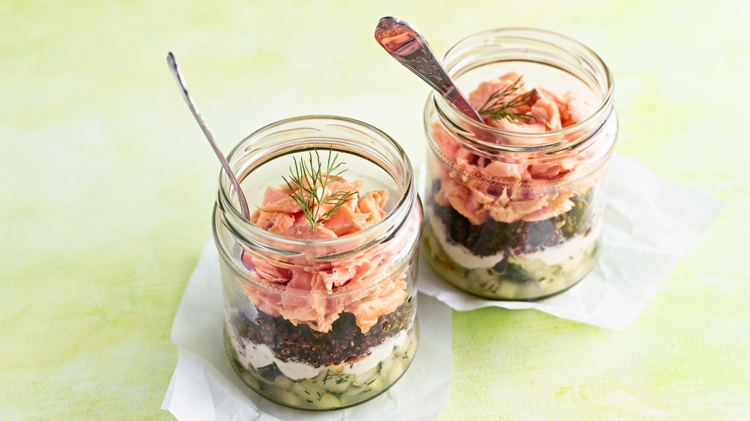 Lachs-Sandwich im Glas mit Apfel und Dill