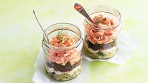 Lachs-Sandwich im Glas mit Apfel und Dill