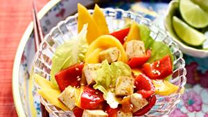 Marinierter Tofusalat mit Paprika und Mango