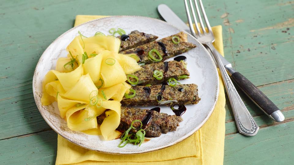Koreanische Grünkohl-Pfannkuchen mit Mangosalat