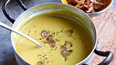 Currysüppchen aus roten Linsen