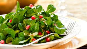 Feldsalat mit Senf-Vinaigrette und Granatapfel
