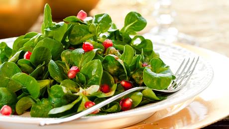Feldsalat mit Senf-Vinaigrette und Granatapfel