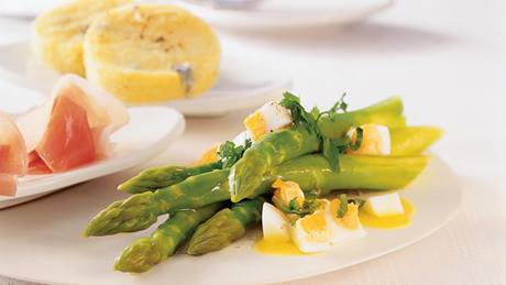 Gorgonzola-Polenta mit grünem Spargel und Bauernschinken