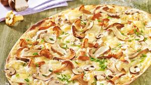 Flammkuchen mit Pilzen und Camembert