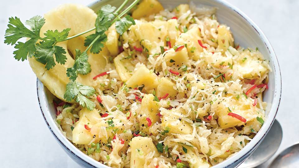 Sauerkraut-Salat mit Ananas und Koriander