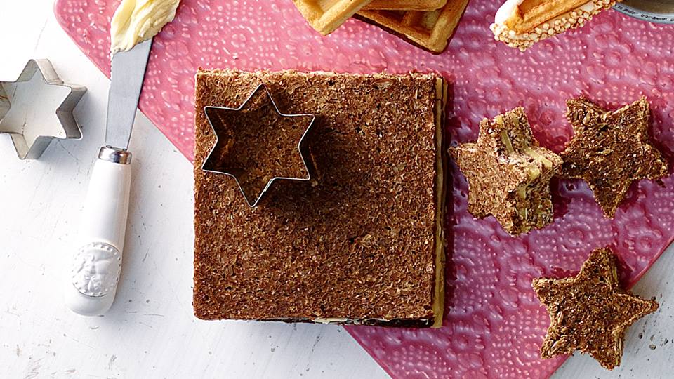 Käsesandwich mit Gurke in Sternschnuppen-Form