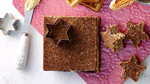 Käsesandwich mit Gurke in Sternschnuppen-Form