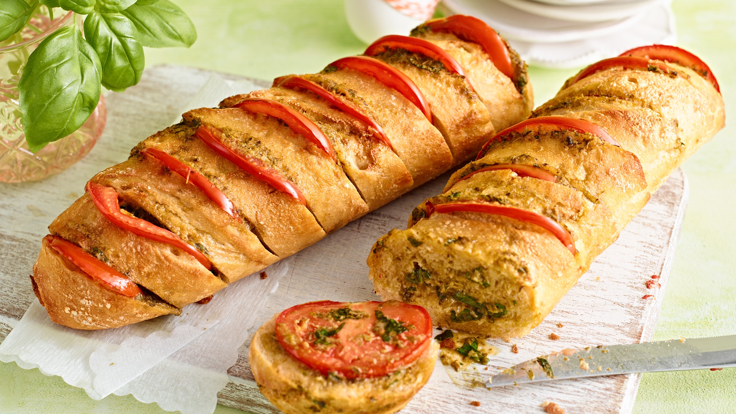 Fächer-Baguettes mit Pesto-Creme und Tomate