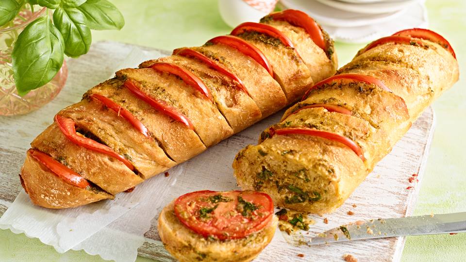 Fächer-Baguettes mit Pesto-Creme und Tomate