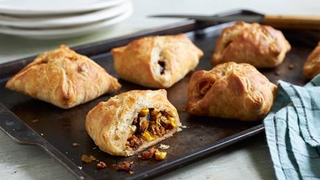 Blätterteigtaschen mit Gemüse und Feta