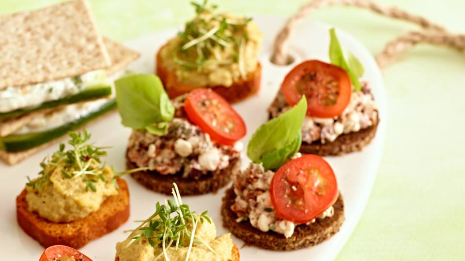 Mediterrane Pumpernickel-Häppchen
