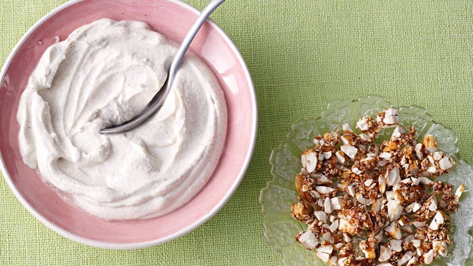 Cremiger Vanille-Frischkäse mit karamellisierten Cashewkernen