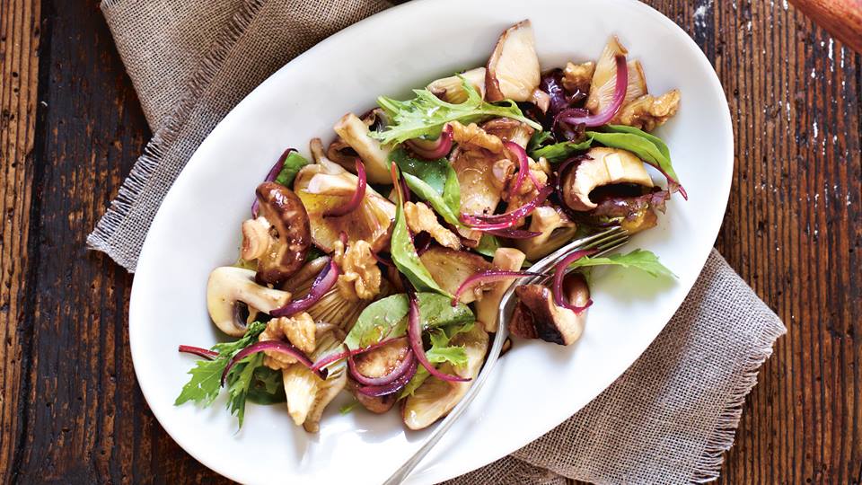 Lauwarmer Pilzsalat mit Walnüssen