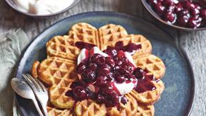 Bananen-Petersilien-Waffeln mit karamellisierten Heidelbeeren