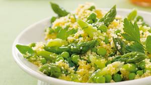 Couscous-Salat mit Spargel und Erbsen