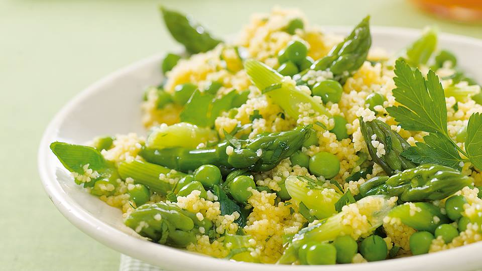 Couscous-Salat mit Spargel und Erbsen