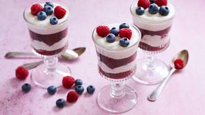 Schichtdessert mit Vanillepuddingcreme und Beeren