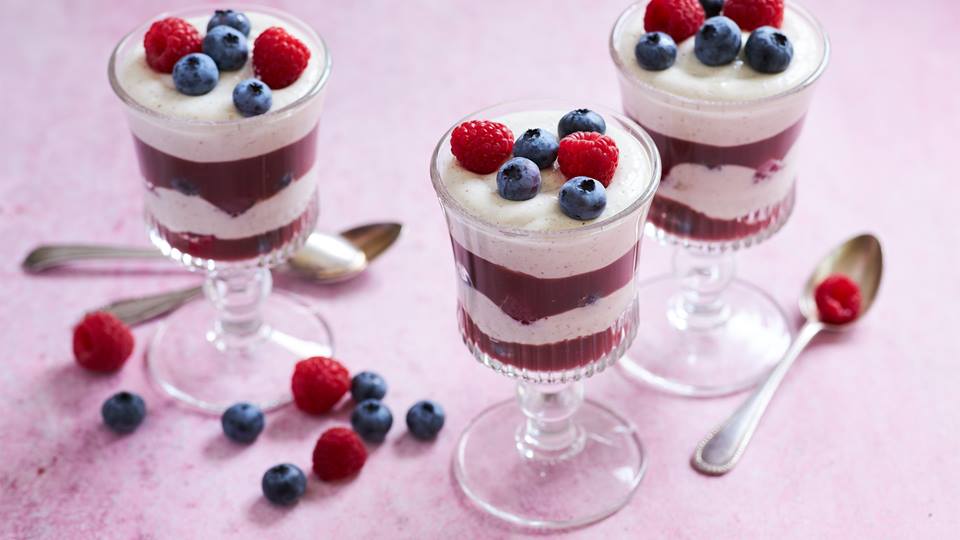Schichtdessert mit Vanillepuddingcreme und Beeren