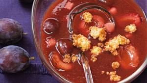 Süße Pflaumensuppe mit Quarkstreuseln