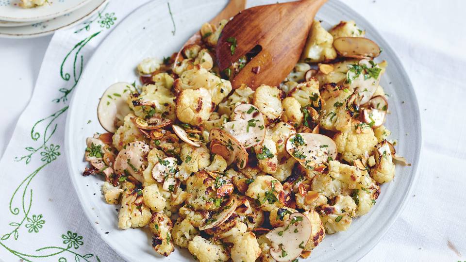 Salat mit geröstetem Blumenkohl, Mandeln und Champignons