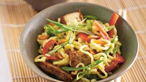 Mie-Nudeln mit Curry-Mango-Sauce und Tofu
